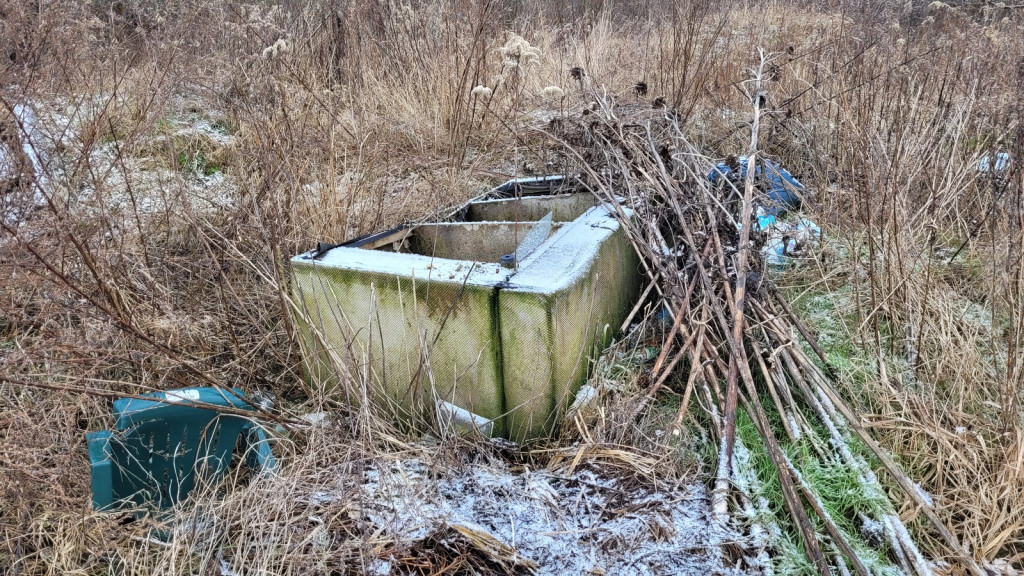 Na terenie dawnych ogrodów działkowych rośnie dzikie wysypisko. Mieszkańcy Brzegu interweniują