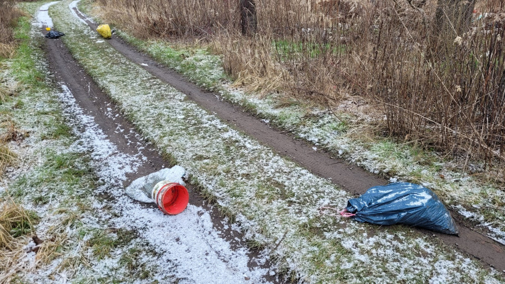 Na terenie dawnych ogrodów działkowych rośnie dzikie wysypisko. Mieszkańcy Brzegu interweniują