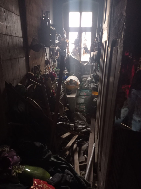 59-latek który zginął w pożarze cierpiał na zbieractwo. Policja i MOPS byli bezradni