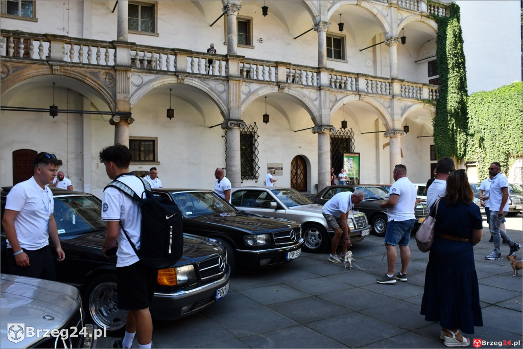 Zabytkowe mercedesy na dziedzińcu brzeskiego zamku