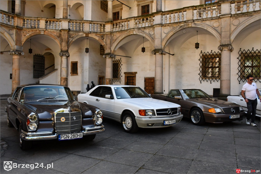 Zabytkowe mercedesy na dziedzińcu brzeskiego zamku
