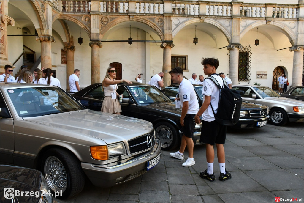 Zabytkowe mercedesy na dziedzińcu brzeskiego zamku