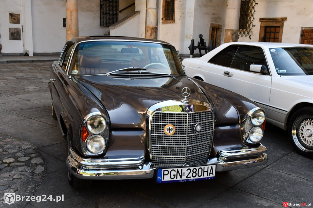 Zabytkowe mercedesy na dziedzińcu brzeskiego zamku