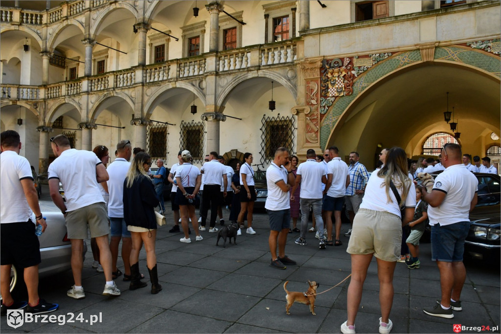Zabytkowe mercedesy na dziedzińcu brzeskiego zamku