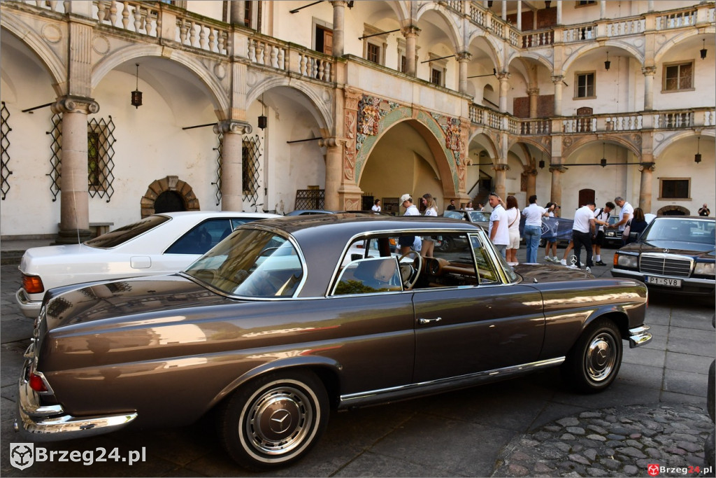 Zabytkowe mercedesy na dziedzińcu brzeskiego zamku