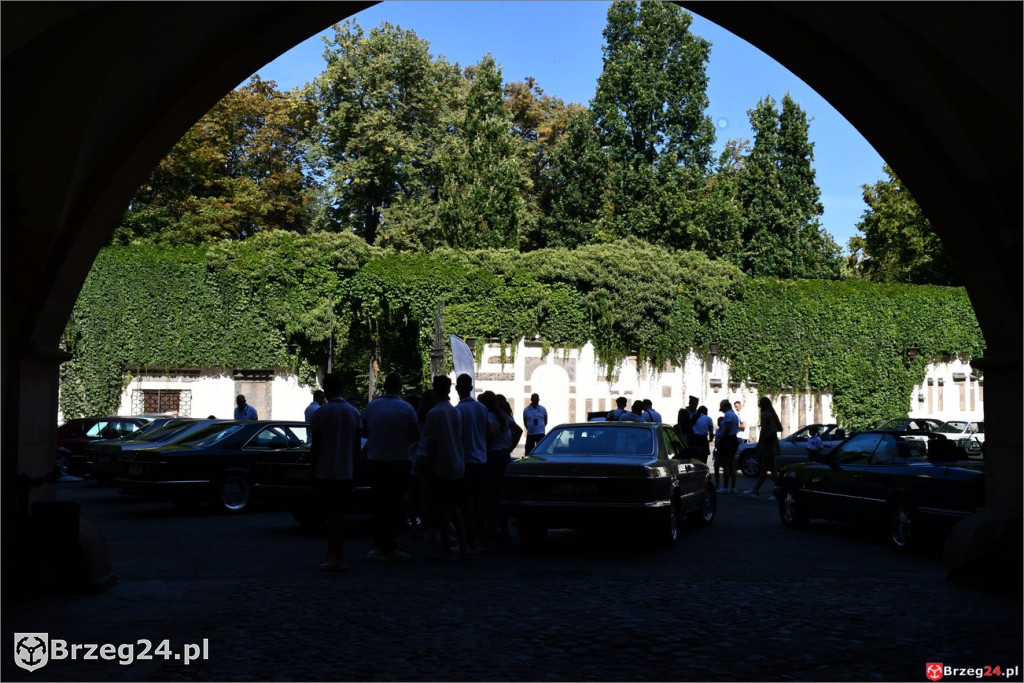 Zabytkowe mercedesy na dziedzińcu brzeskiego zamku