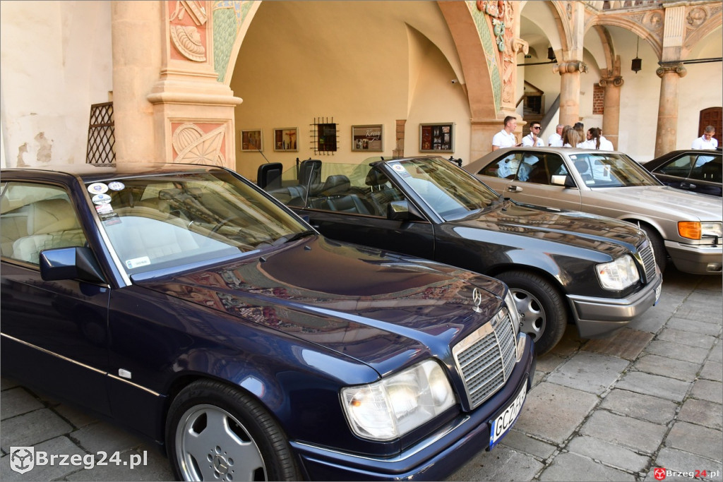 Zabytkowe mercedesy na dziedzińcu brzeskiego zamku