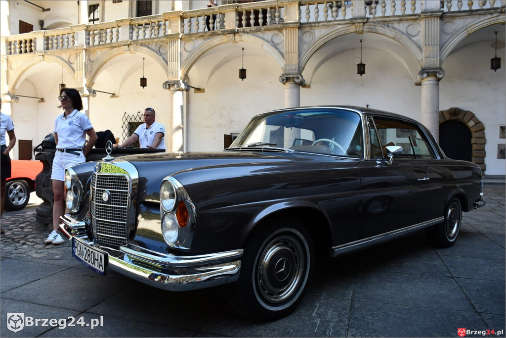 Zabytkowe mercedesy na dziedzińcu brzeskiego zamku