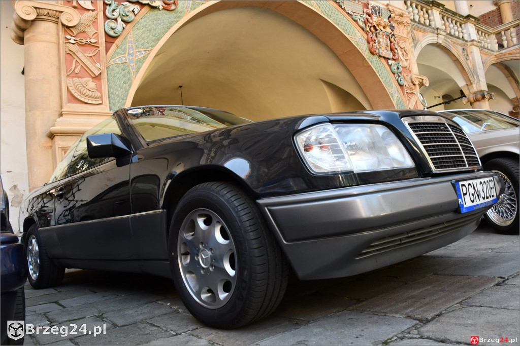 Zabytkowe mercedesy na dziedzińcu brzeskiego zamku