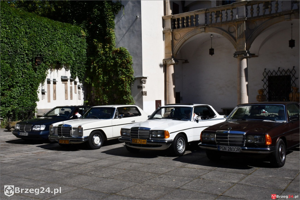 Zabytkowe mercedesy na dziedzińcu brzeskiego zamku