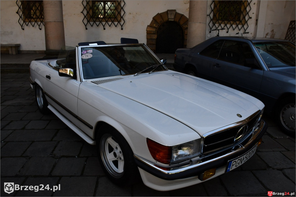 Zabytkowe mercedesy na dziedzińcu brzeskiego zamku