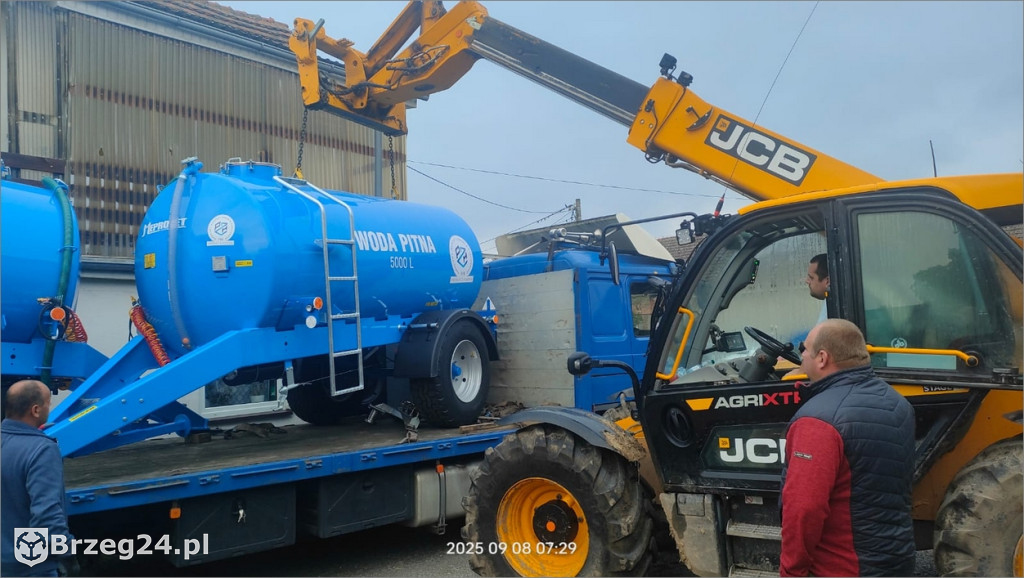 Nowy wóz do przewozu wody w Olszance