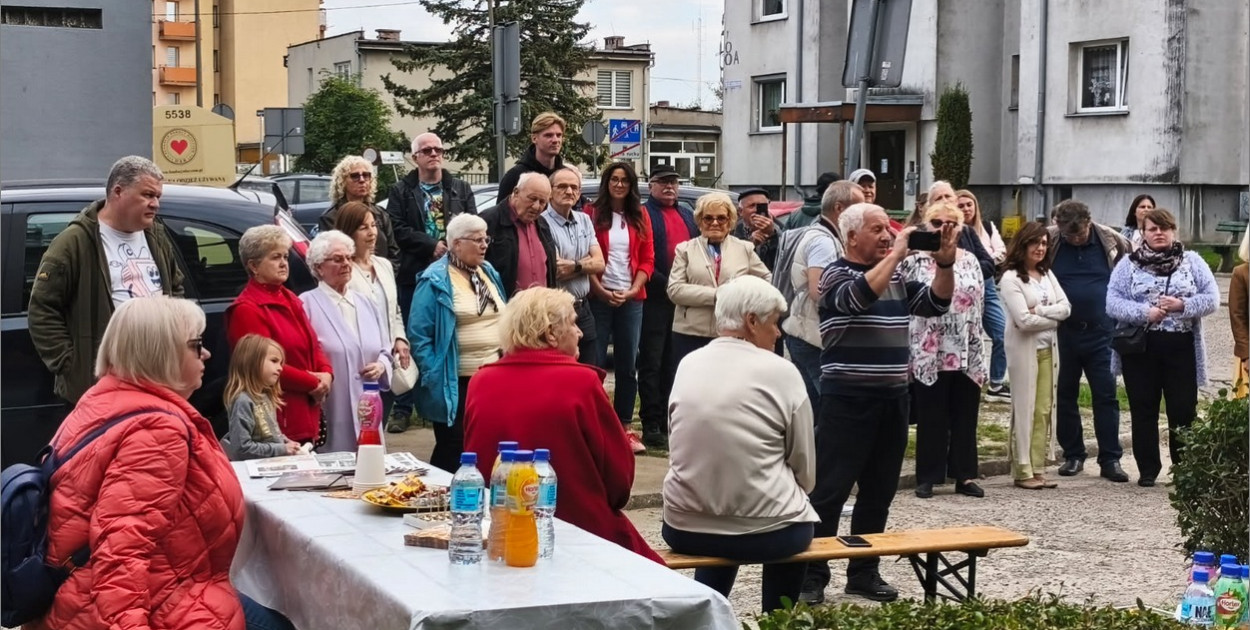 odsłonięcie rzeźbiarskiej grupy „…idę do szkoły”