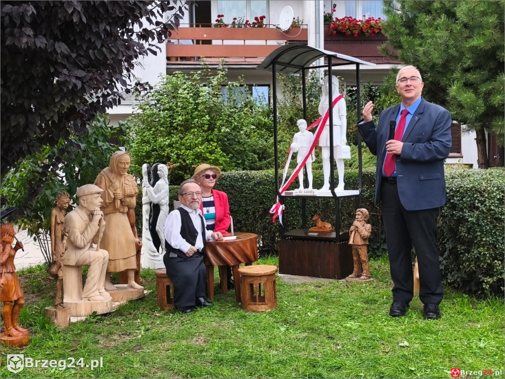 odsłonięcie rzeźbiarskiej grupy „…idę do szkoły”