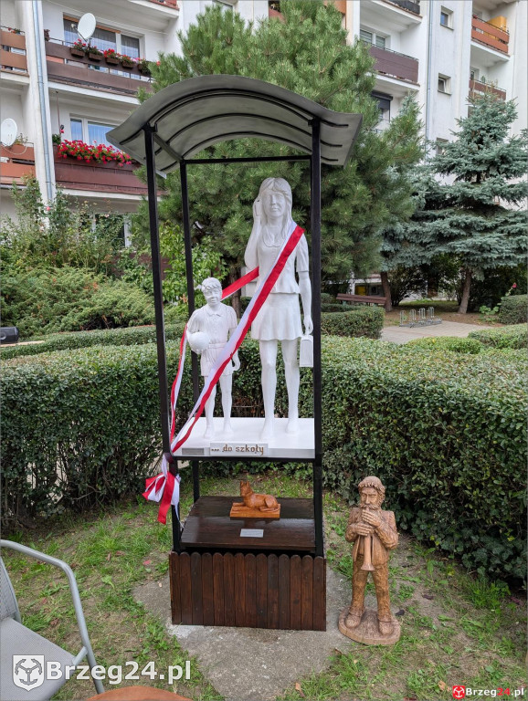 odsłonięcie rzeźbiarskiej grupy „…idę do szkoły”