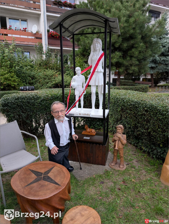odsłonięcie rzeźbiarskiej grupy „…idę do szkoły”