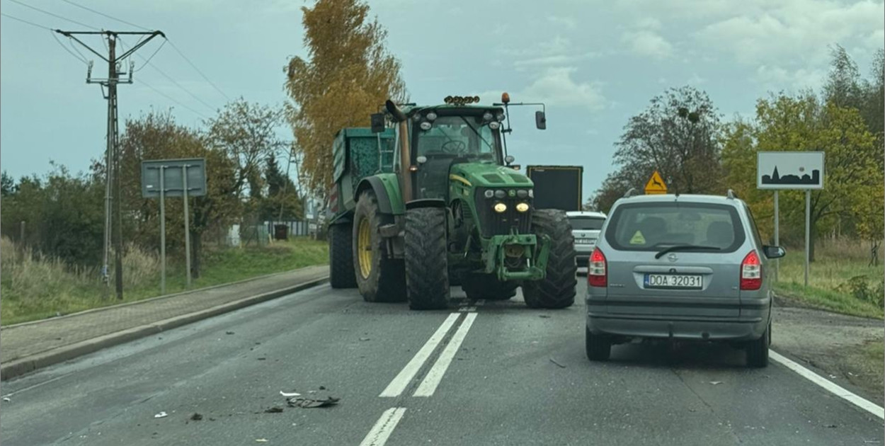 Kolizja w Gać. Ciągnik zablokował drogę