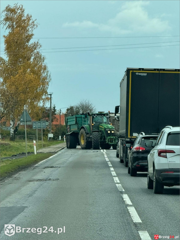 Kolizja w Gać. Ciągnik zablokował drogę