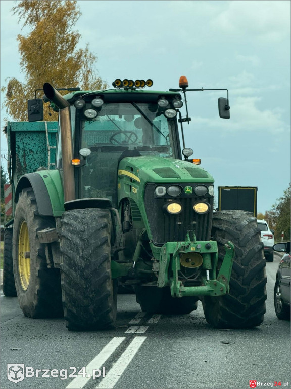 Kolizja w Gać. Ciągnik zablokował drogę