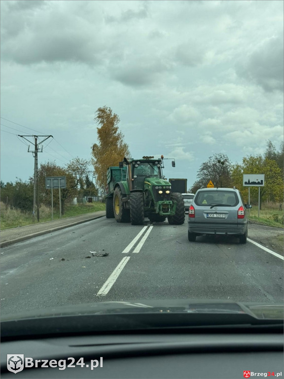 Kolizja w Gać. Ciągnik zablokował drogę