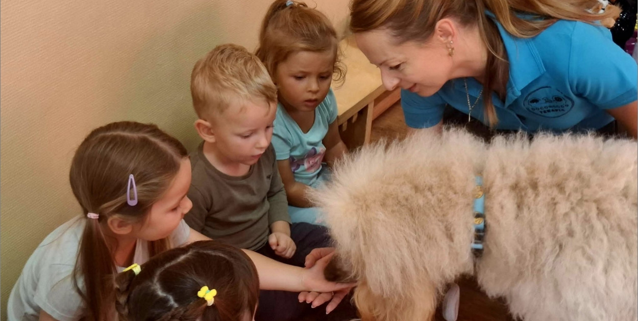 Ciepłe spojrzenie Abi i emocje wśród dzieci