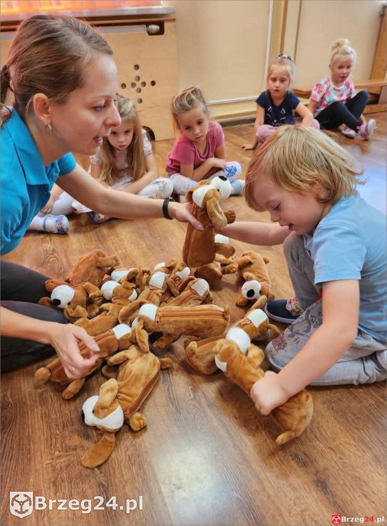 Ciepłe spojrzenie Abi i emocje wśród dzieci