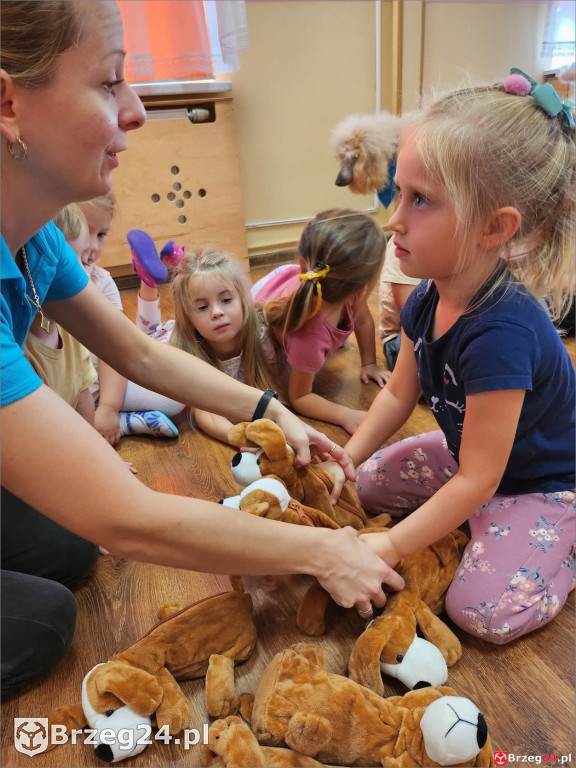 Ciepłe spojrzenie Abi i emocje wśród dzieci