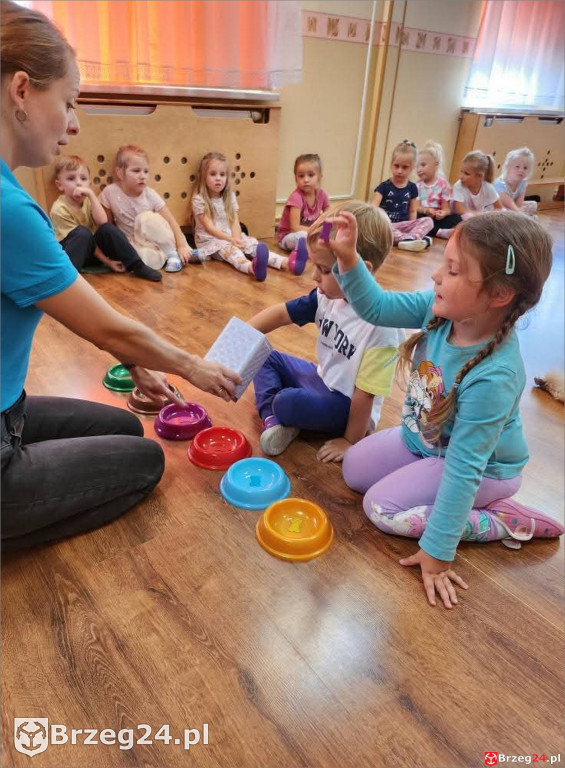 Ciepłe spojrzenie Abi i emocje wśród dzieci