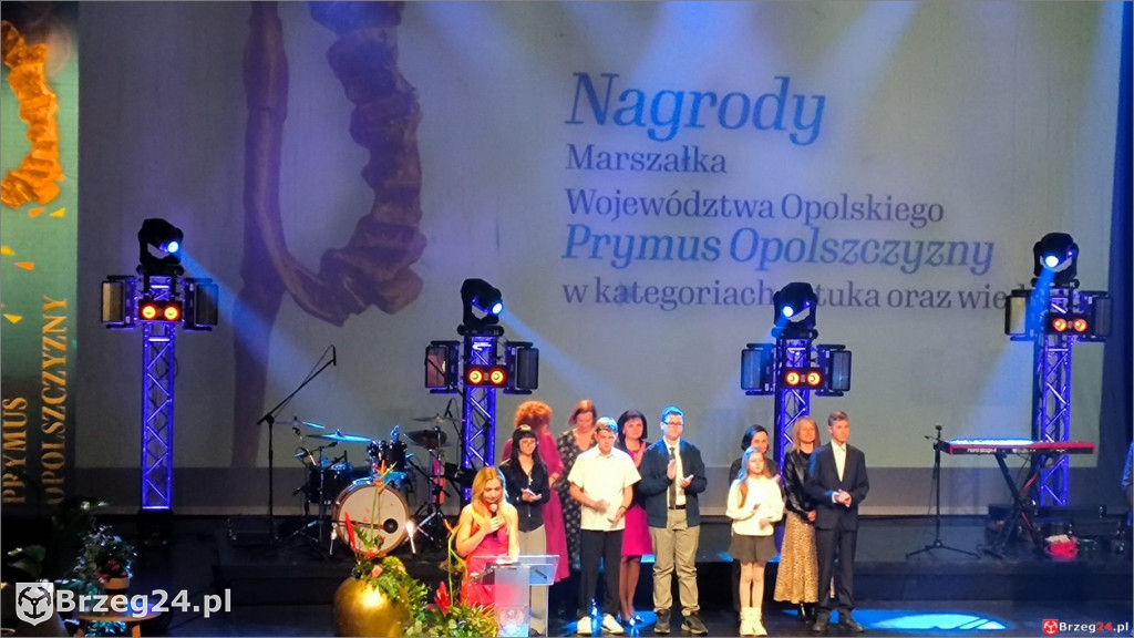 Ignacy Krzykowski i Dorota Wyrzykowska z nagrodami