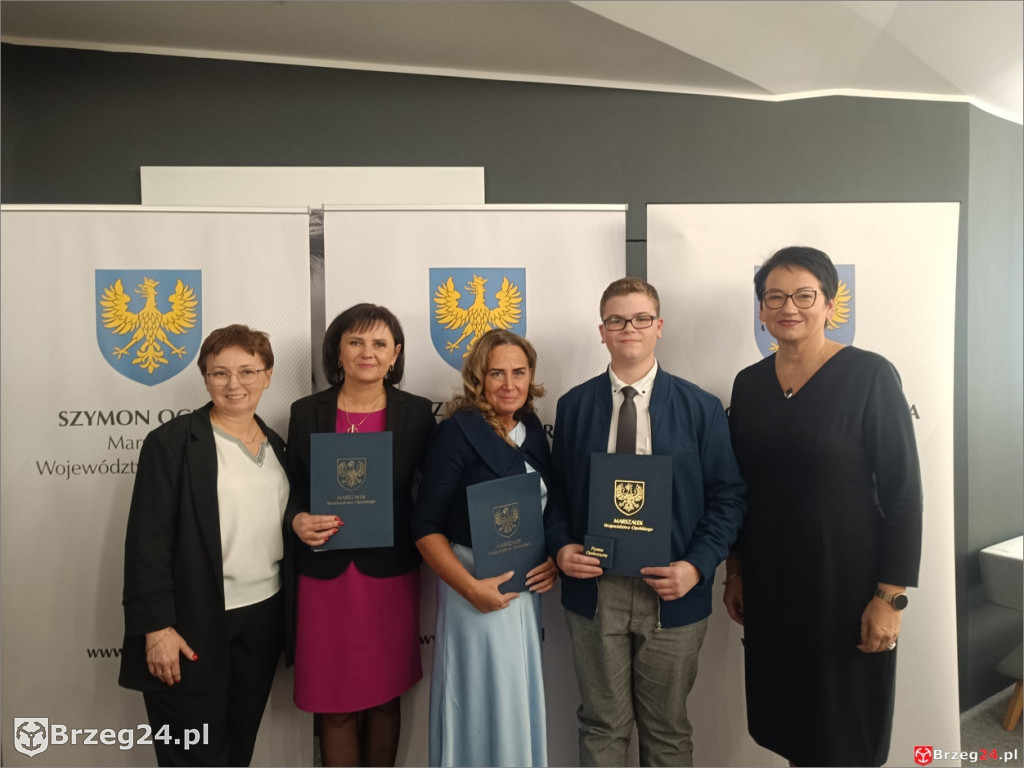 Ignacy Krzykowski i Dorota Wyrzykowska z nagrodami