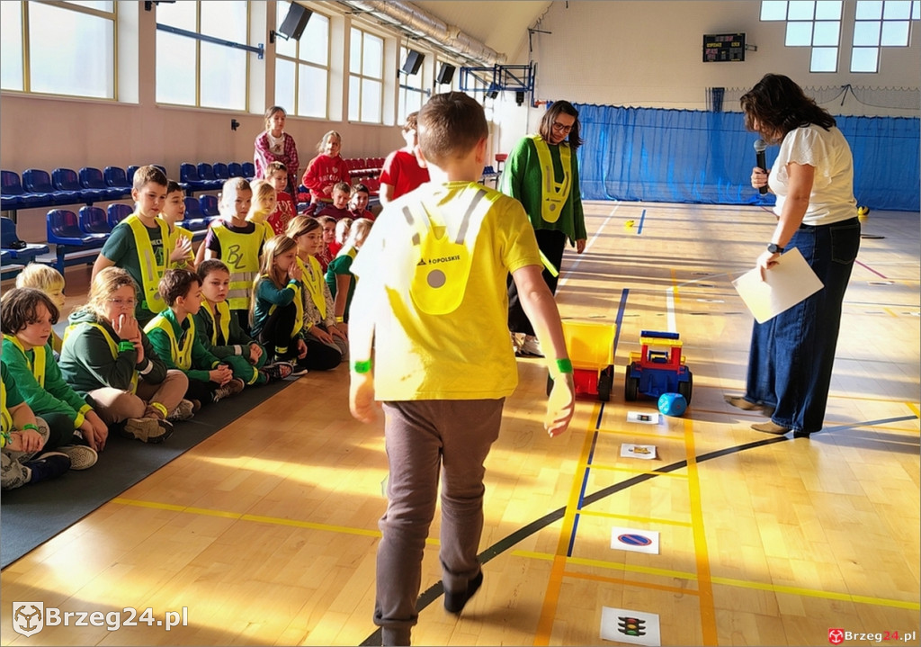 Szkoła w Łosiowie świeci odblaskowym przykładem