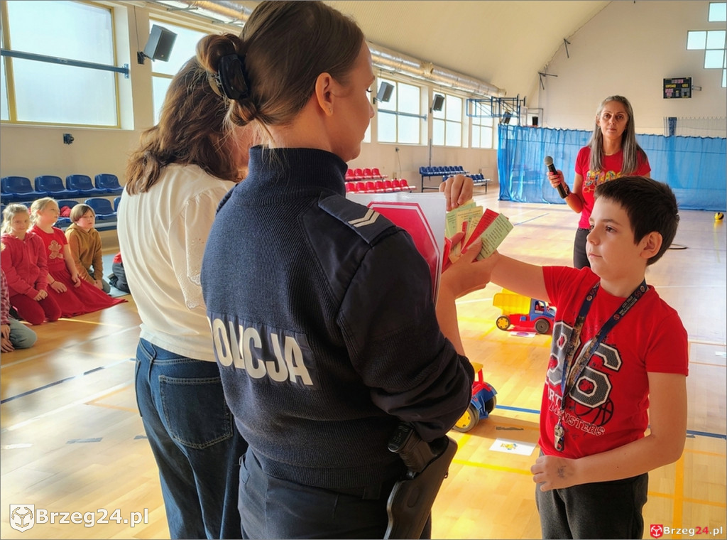 Szkoła w Łosiowie świeci odblaskowym przykładem