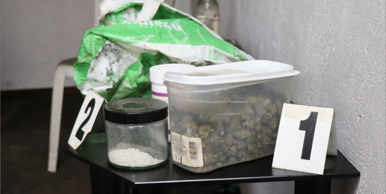 Garaż w ogniu, narkotyki na półce