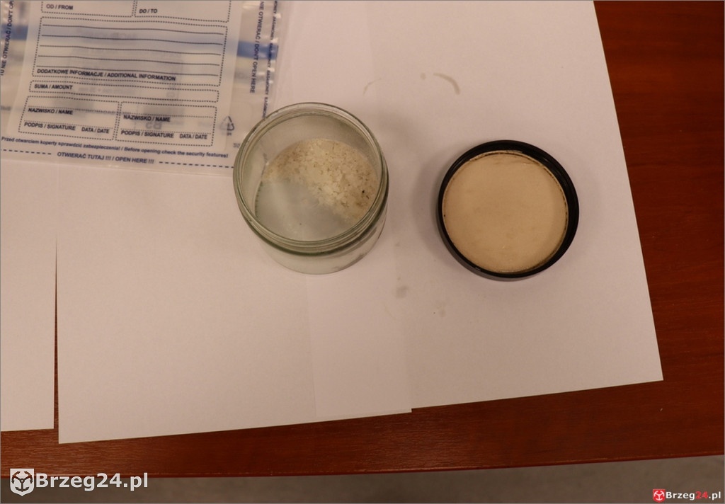 Garaż w ogniu, narkotyki na półce