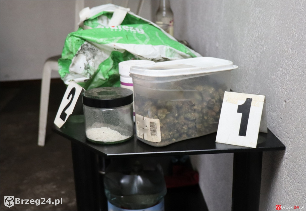 Garaż w ogniu, narkotyki na półce