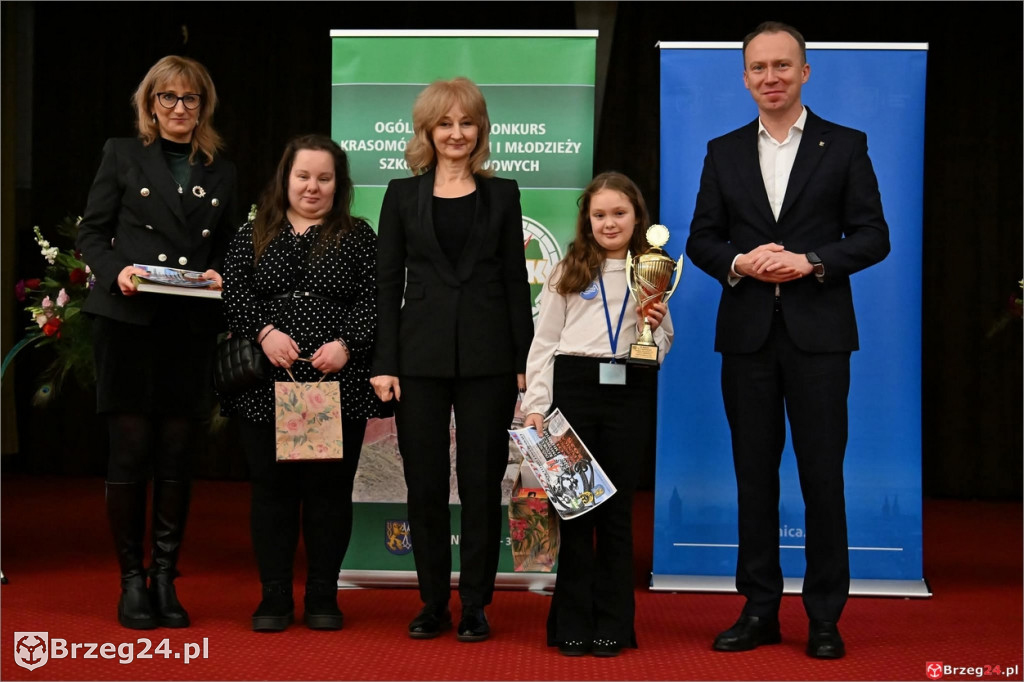 Wiktoria i Jaśmina z nagrodami