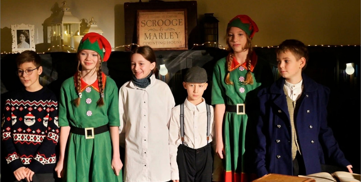 Wigilijny spektakl młodych aktorów