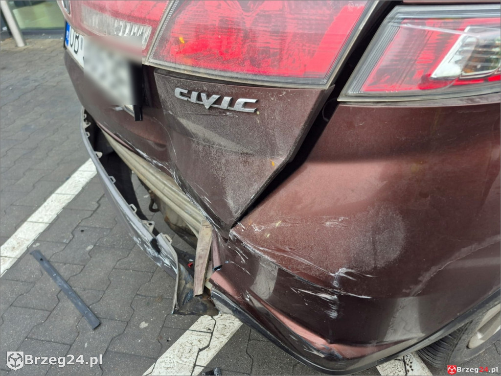 Samochód na parkingu Lidla wjechał w budynek sklepu