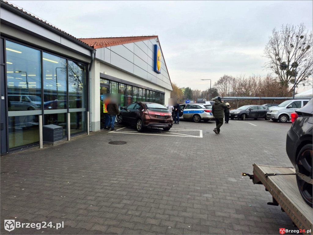 Samochód na parkingu Lidla wjechał w budynek sklepu