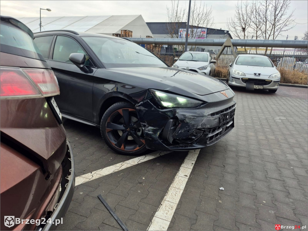 Samochód na parkingu Lidla wjechał w budynek sklepu
