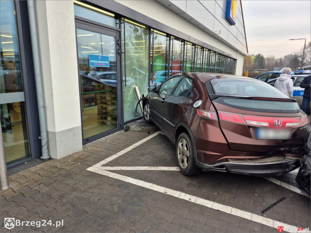 Samochód na parkingu Lidla wjechał w budynek sklepu