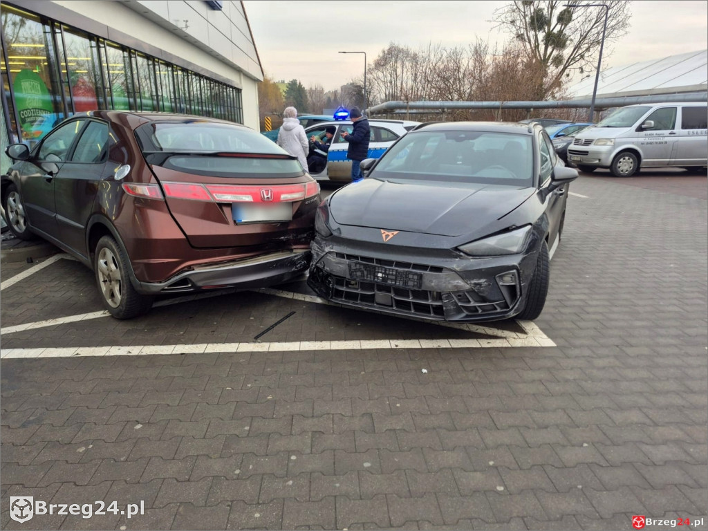 Samochód na parkingu Lidla wjechał w budynek sklepu