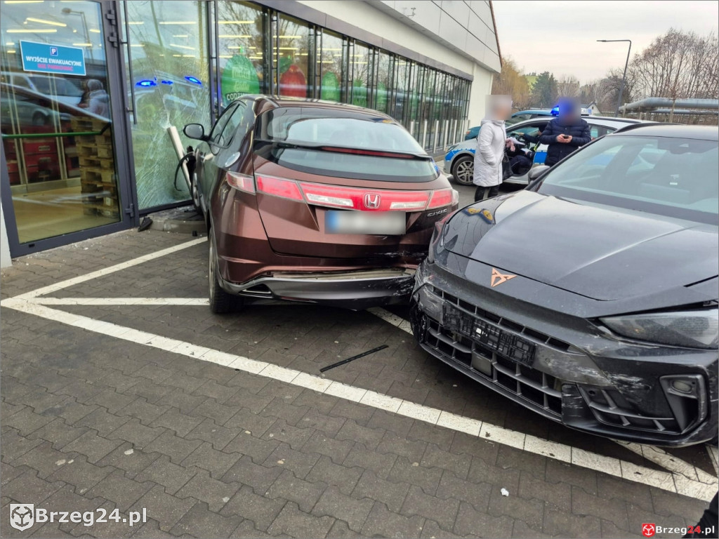 Samochód na parkingu Lidla wjechał w budynek sklepu