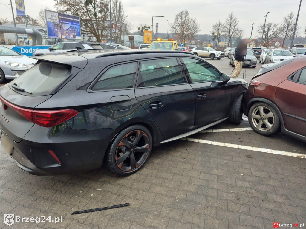 Samochód na parkingu Lidla wjechał w budynek sklepu