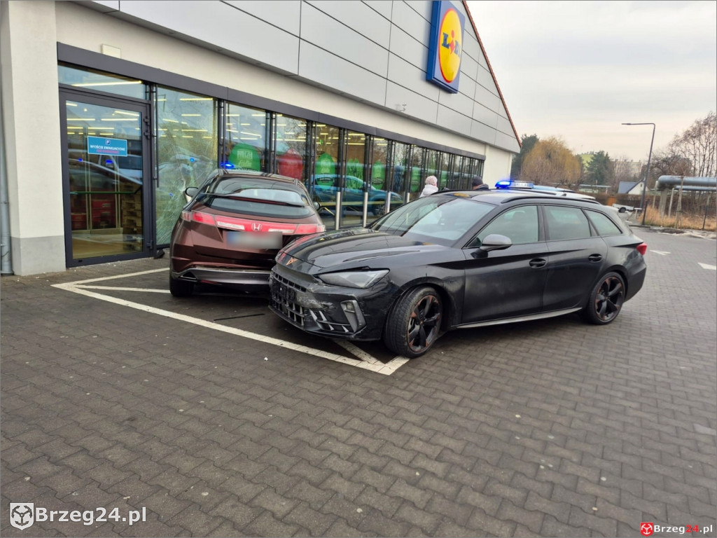 Samochód na parkingu Lidla wjechał w budynek sklepu