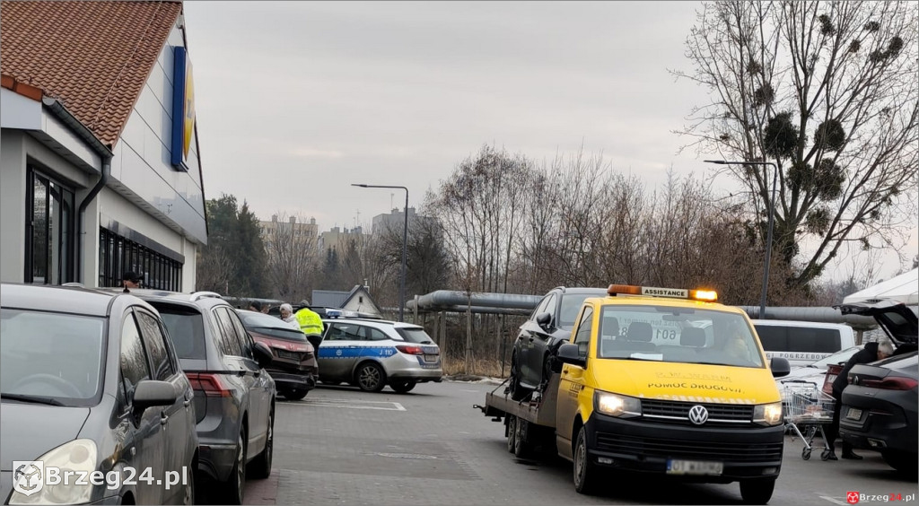 Samochód na parkingu Lidla wjechał w budynek sklepu