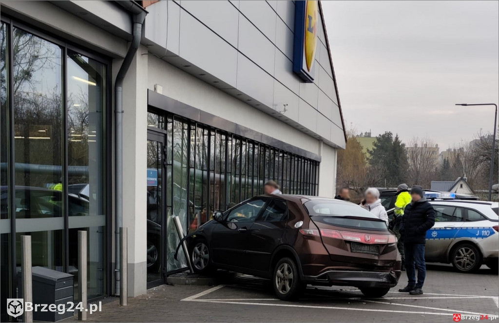 Samochód na parkingu Lidla wjechał w budynek sklepu
