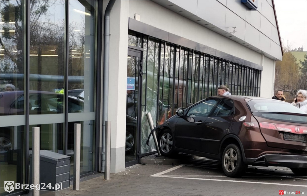 Samochód na parkingu Lidla wjechał w budynek sklepu