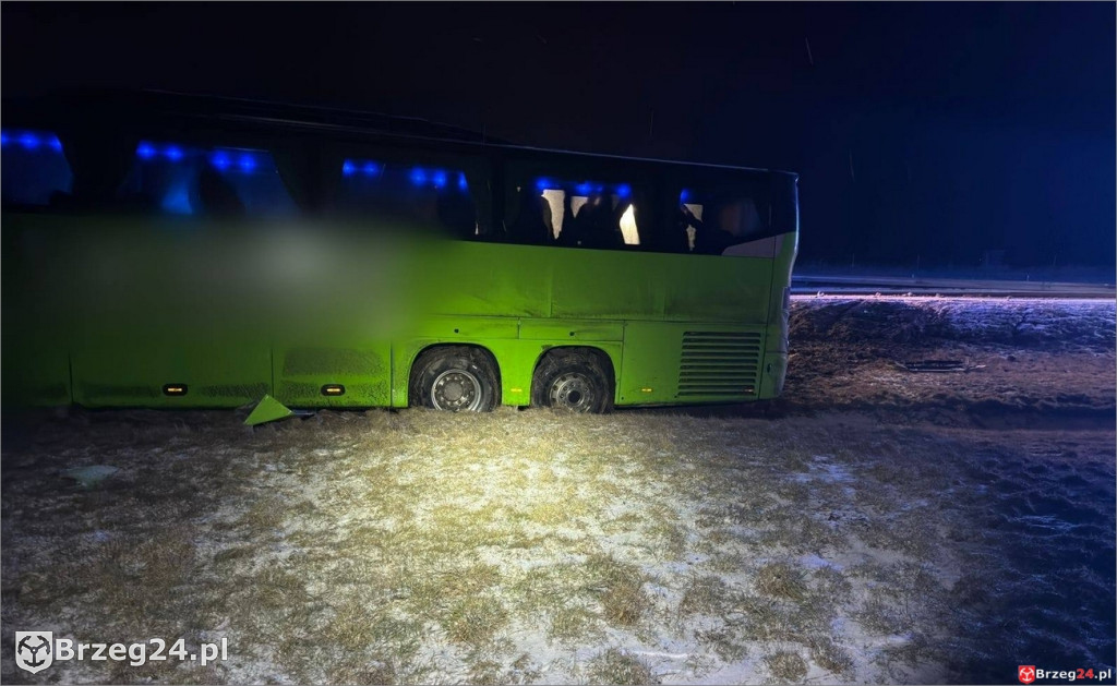 44 pasażerów w autokarze, nocny poślizg na A4