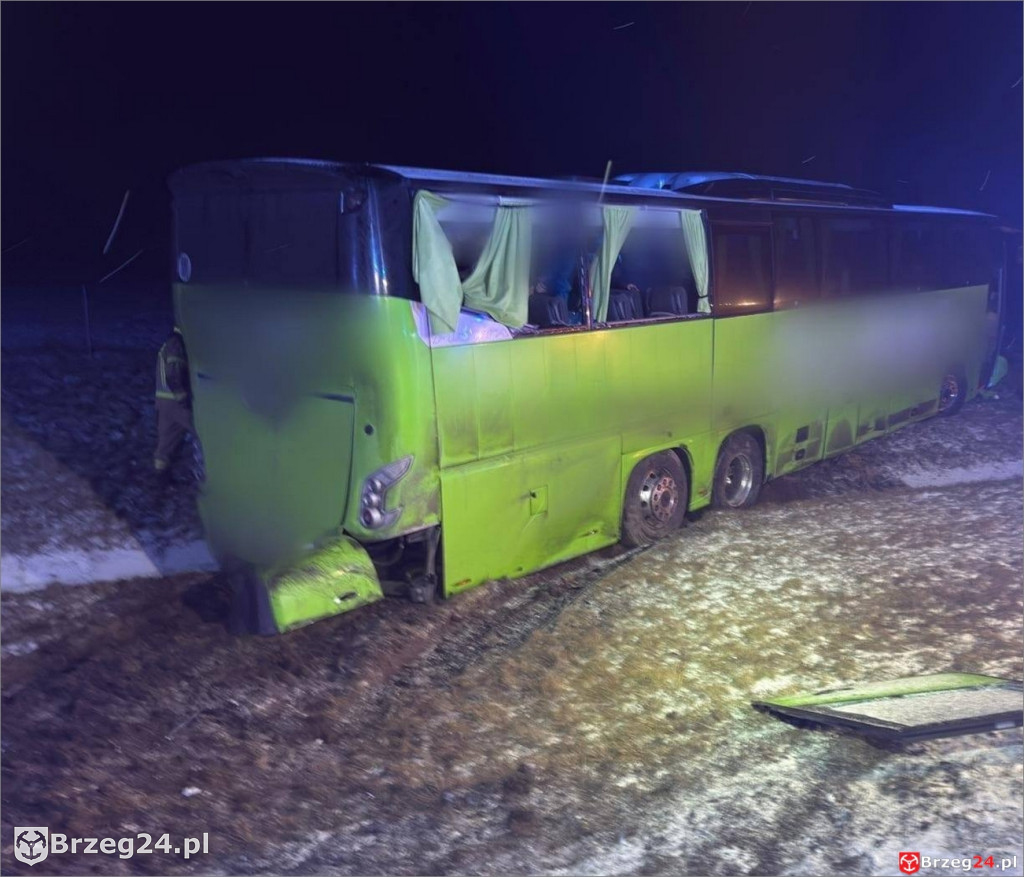 44 pasażerów w autokarze, nocny poślizg na A4